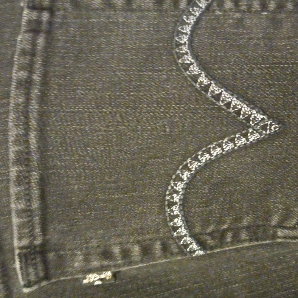 Ladies black Levi jeans - Picture 6 of 8